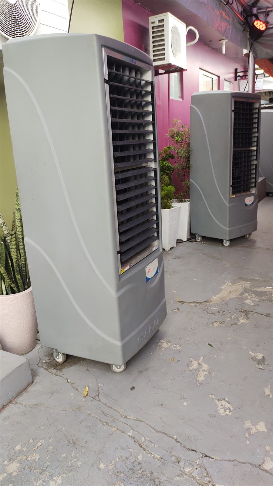 Climatizadores Ecobrisa em funcionamento durante um evento