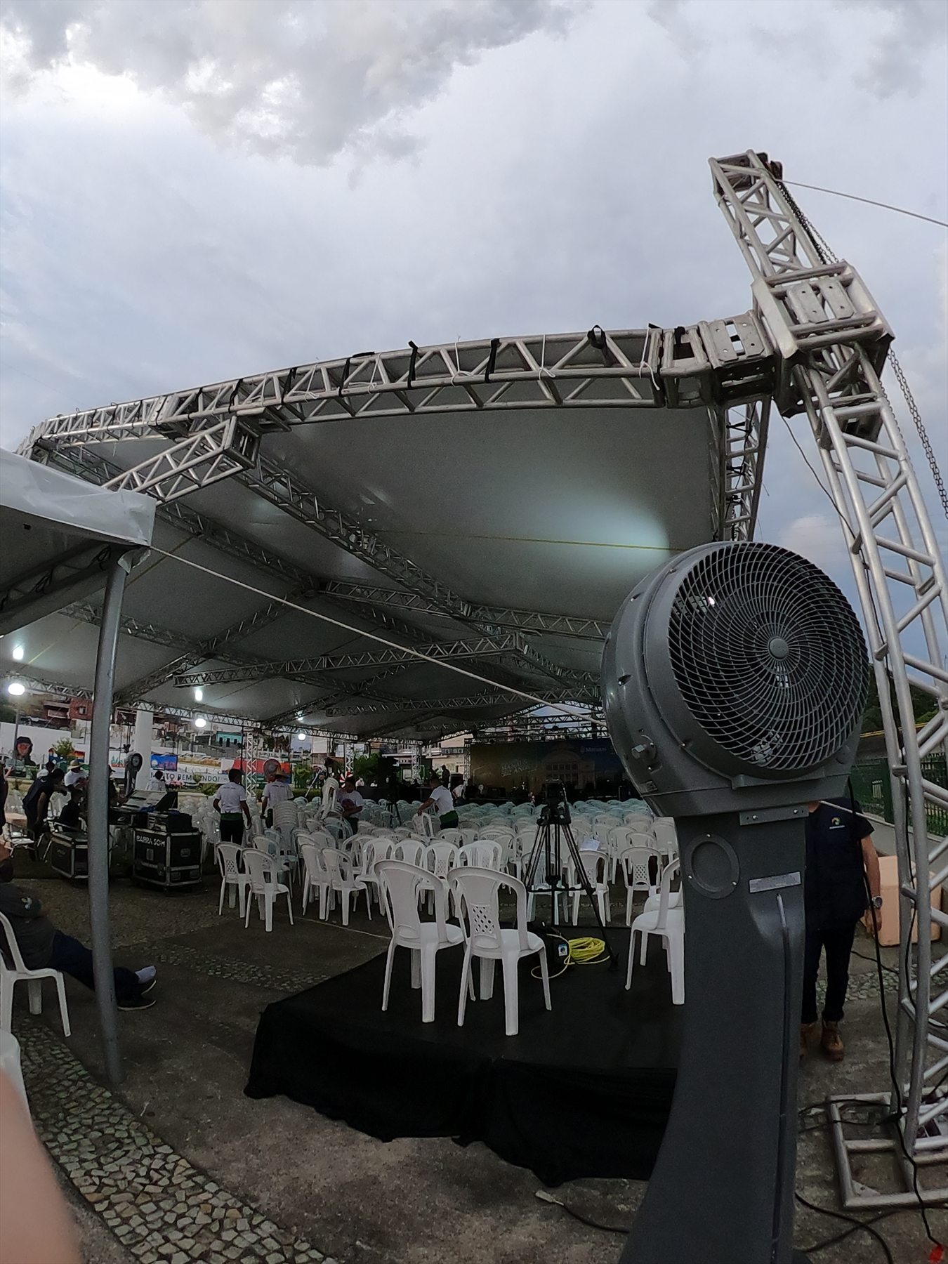 Montagem de tenda e climatizador em evento